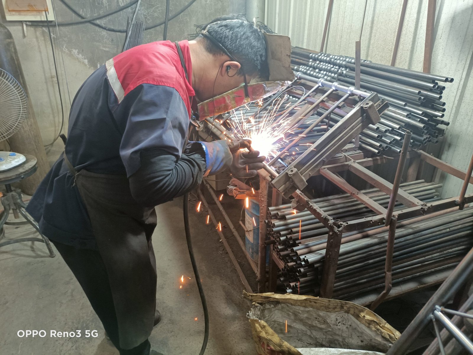 Metal-frame welding photograph from the DIKAPABED website media library