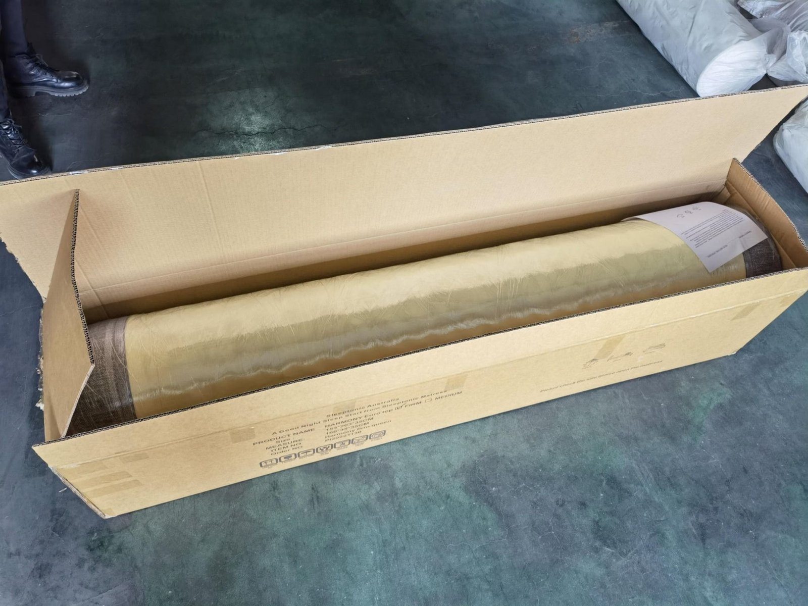 Vacuum roll packed hybrid pocket spring mattress