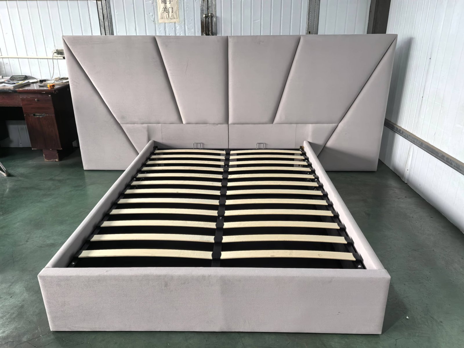Wide-Panel Gas Lift Storage Bed